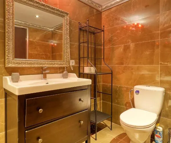 3 Bedroom In Herastrau Area Boekarest